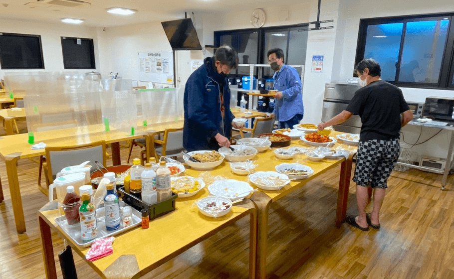 食事をとる男性従業員