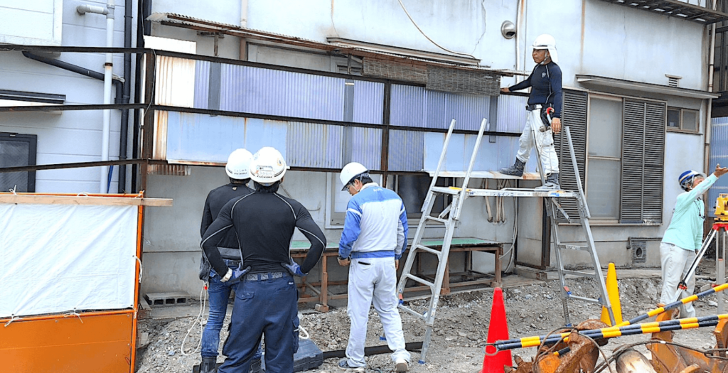 作業着で働く男性