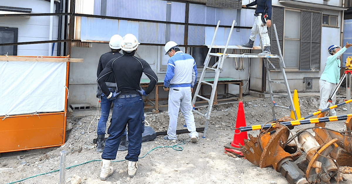 作業着で働く男性