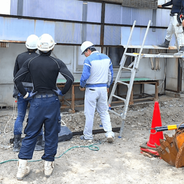 作業着で働く男性